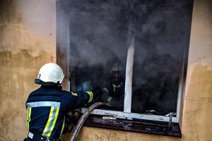 Лучанин врятував людину з палаючої квартири