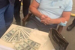 Посадовця Держслужби з безпеки на транспорті затримали під час одержання 9000 доларів хабаря від волинських перевізників (Фото)