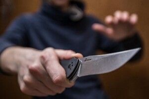 Грабіжник у Рівному поранив ножем у шию працівницю кредитної спілки