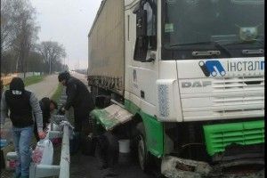 На Рівненщині вантажівка зачепила відбійник та пробила паливний бак