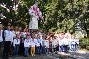 Сьогодні у Дубовому навіть пам’ятник вбрався у вишиванку