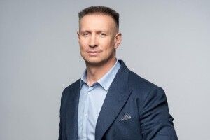 Названо нардепа, який придбав найдорожче авто під час війни 