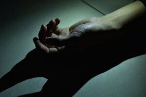 На Рівненщині у зачиненій квартирі знайшли тіло пенсіонерки