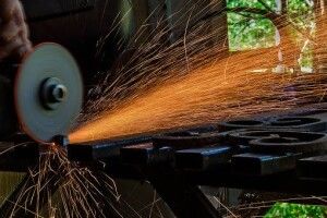 Каблучку з пальця 13-річної дівчинки довелося зрізати «болгаркою» (Відео)