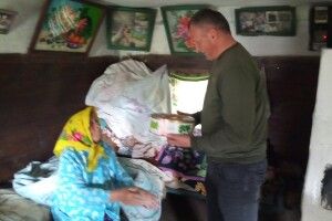 У селищі на Волині привітали довгожительку з днем народження