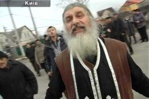 Нічого протизаконного: батюшка відкопав померлу дружину та змусив вірян цілувати її