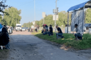 Жителі Рівненщини на колінах зустрічали тіло Героя, який загинув за Україну (Фото)