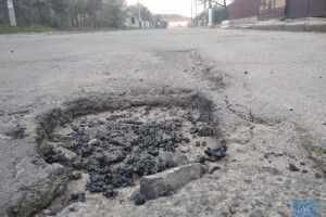 У місті на Волині водії самотужки взялися за ямковий ремонт на дорозі (Фото)