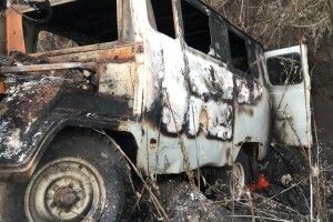 В Україну з Росії намагались ввезти контрабандою ікру: машина впала в рів і згоріла (Відео)