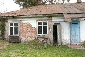 На Рівненщині сироті виділили хату з дірами у стінах (Фото, відео)