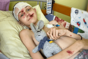 Поки спав, прилетіла ракета: у Львові провели складну операцію на черепі хлопчику з Харківщини