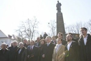 На Тарасовій горі у Каневі Петро Порошенко вручив Оксані Забужко Шевченківську премію