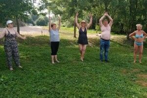 Вік не заважає лучанам вийти на ранкову зарядку (Фото)
