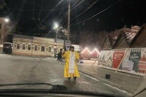 Демонстрували Біблію та кропило для святої води: п’яні «послушники» в одній рясі на двох підкорили мережу (Відео)