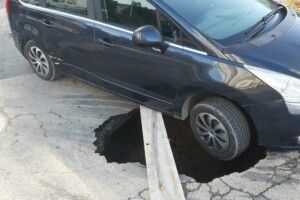 До роботи доїхати не вдалося: автомобіль провалився під асфальт (Фото)