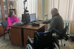 На Волині міграційники допомогли ветерану оформити паспорт