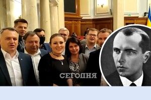 Про батька Бандеру співають усі,  а текст надрукували — ми!