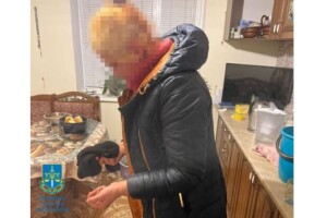 Спіймали господарі: 57-річна жінка намагалась викрасти з будинку понад 20 тисяч доларів 