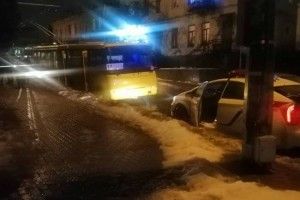 На Богдана Хмельницького в Луцьку маршрутка затиснула дверима руку дворічного хлопчика й протягнула малого кілька метрів (фото) 