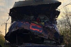На Львівщині потяг зійшов з рейок після зіткнення з автокраном: загинув ветеран-машиніст