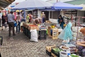 У Луцьку забирають товар у продавців, які торгують на тротуарах з машин (Фото) 