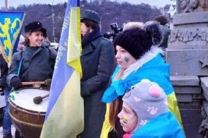 Береги Дніпра з’єднали живим ланцюгом 
