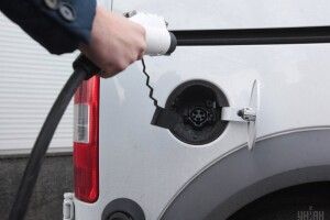 Французи пропонують робити зі старих автівок електромобілі