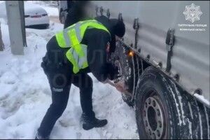 На дорогах Волині водії опинилися у сніговому полоні