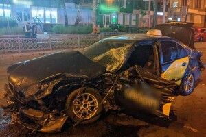 У Рівному позашляховик влетів у таксі, є потерпілі (Фото)
