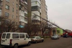 У місті на Волині рятувальники визволяли з п’ятого поверху дівчину