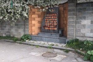 У Рівному на пам'ятнику танкістам написали «Слава ДНР»