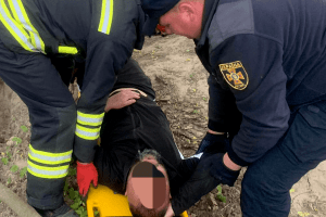 На Волині чоловік раптово впав у двометрову яму