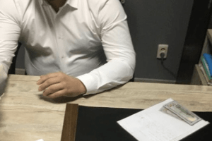 На Волині адвокат намовляв чоловіка дати хабаря слідчому