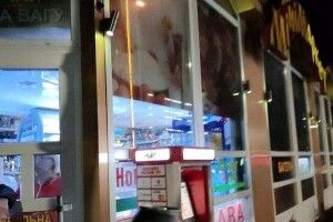 Серед ночі у Луцьку муніципали спіймали торговця алкоголем