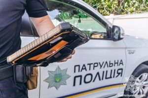 У Луцьку батько гуляв з дитиною та другом, аж поки мала виявила, що вона на вулиці одна-однісінька