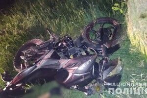На Волині оштрафували мотоцикліста, який п'яним влетів у дерево та травмував пасажира
