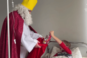 Волинські патрульні привітали дітей у лікарні з Днем Святого Миколая 