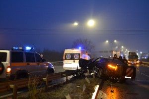 У Рівному рятувальники буксирували машини після ДТП, витягнули автомобіль з річки і деблокували водія