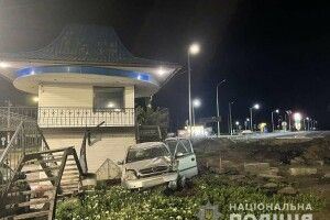 Водій з п'ятирічною дитиною в салоні в'їхав у стаціонарний пост поліції