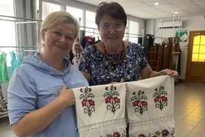 Нововолинська краєзнавиця показала вінчальні рушники, вишиті майже століття тому
