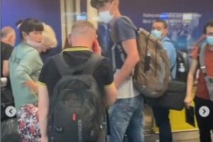 Авіакомпанія олігарха Коломойського покинула в аеропорту десятки пасажирів 