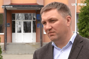 Щоб залучити інвесторів, голова громади на Рівненщині приписав у своєму будинку 100 людей