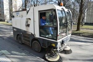 Вулиці Луцька чистять від залишків протиожеледних сумішей (Фото)