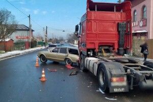 Подробиці аварії у Луцьку, у якій зіткнулися вантажівка і «форд» (Фото)