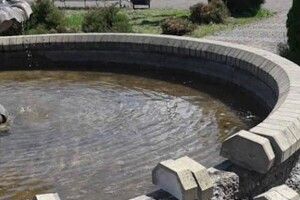 Невідомі зруйнували частину фонтану: шукають свідків