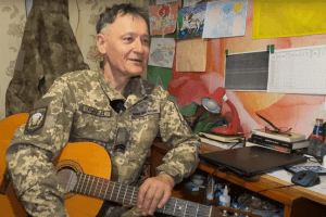 Воїн волинської бригади лікує побратимів піснею та кулінарією (Відео)