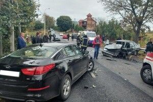 Унаслідок ДТП у Рівному в легковику заблокувало водія (Фото)