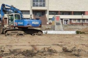У Луцьку біля РАЦСу зносять постамент Бандері (Відео)