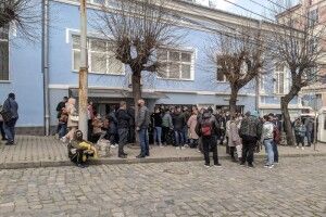 Пандемія в поміч: біля консульства Румунії в Чернівцях утворилися черги (Фото)