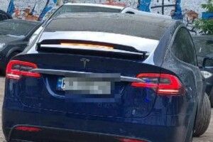 24-річна «мажорка» на «Tesla», перебуваючи під «кайфом», вгатилася у припаркований «Porsche Cayenne» і дременула з місця ДТП (Фото)